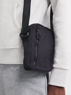 Vuori Black All Around Crossbody Bag Pouch